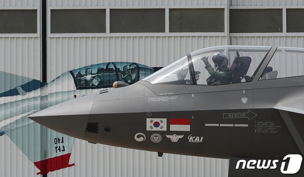 (사천=뉴스1) 사진공동취재단 = 지난 9일 경남 사천 한국항공우주산업에서 열린 ‘국방기자단 초청, 국정과제 성과 확인 및 현장 소통을 위한 방위사업청장 방산 현장 방문’에서 한국형 전투기 KF-21이 격납고를 나오고 있다. 2023.5.10/뉴스1 Copyright ? 뉴스1. All rights reserved. 무단 전재 및 재배포 금지.