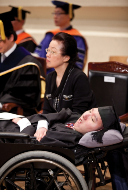 눈을 깜빡여 글을 쓴다. 남들보다 훨씬 더 오래 걸리는, 그 힘듦을 다 감내하고 박사 과정까지 마친 형진씨. 일도 하고 나라에 세금도 낸다. 누구나 그렇듯 그 역시 고유하고 귀중한 존재다./사진=신형진씨 제공