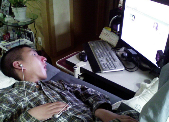 PC 화면을 보고 있는 신형진씨. 그는 안구 마우스로 눈을 깜빡여 글을 작성한다./사진=신형진씨 제공