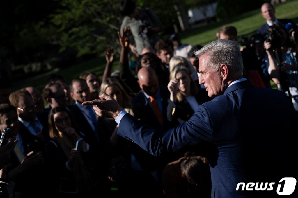 (워싱턴 AFP=뉴스1) 우동명 기자 = 미국 공화당 소속의 캐빈 매카시 하원의장이 9일 (현지시간) 워싱턴 백악관에서 조 바이든 대통령과 부채한도 상향과 관련한 논의를 마친 뒤 취재진을 만나 "아무런 대안을 보지 못했다"고 밝히고 있다.  ⓒ AFP=뉴스1  Copyright ? 뉴스1. All rights reserved. 무단 전재 및 재배포 금지.