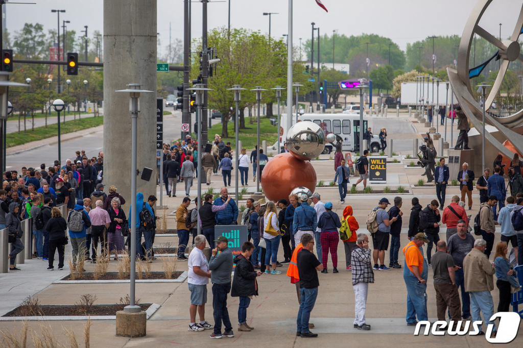 (로이터=뉴스1) 신기림 기자 = 6일(현지시간) 미국 네브라스카주 오마하에서 열린 버크셔해서웨이 연례 주주총회에 참석하기 위해 사람들이 줄을 서서 기다리고 있다.   ⓒ 로이터=뉴스1  Copyright ? 뉴스1. All rights reserved. 무단 전재 및 재배포 금지.