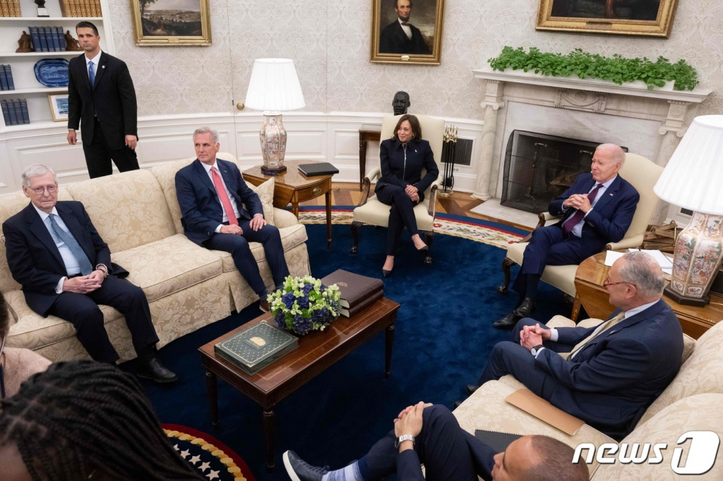 (워싱턴 AFP=뉴스1) 우동명 기자 = 미국 조 바이든 대통령이 16일(현지시간) 워싱턴 백악관에서 공화당의 케빈 매카시 하원의장과 미치 매코널 상원 원내대표, 민주당의 하킴 제프리스 하원 원내대표와 척 슈머 상원 원내대표, 카멀라 해리스 부통령과 부채 한도 협상을 하고 있다.   ⓒ AFP=뉴스1  Copyright ? 뉴스1. All rights reserved. 무단 전재 및 재배포 금지.