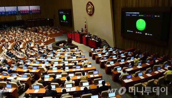 2015년 7월24일 서울 여의도 국회에서 열린 본회의에서 살인죄에 한해 공소시효를 폐지하는 내용의 일명 '태완이법(형사소송법 개정안)'이 통과되고 있다. /사진=머니투데이DB