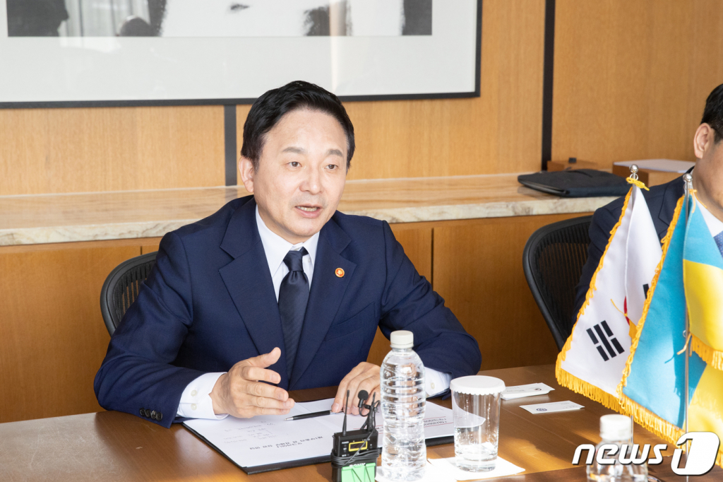 (서울=뉴스1) = 원희룡 국토교통부 장관이 17일 율리야 스비리덴코 우크라이나 제1부총리 겸 경제개발무역장관과 우크라이나 전후 재건 협업 관련 면담하고 있다. (국토교통부 제공) 2023.5.17/뉴스1 Copyright ? 뉴스1. All rights reserved. 무단 전재 및 재배포 금지.