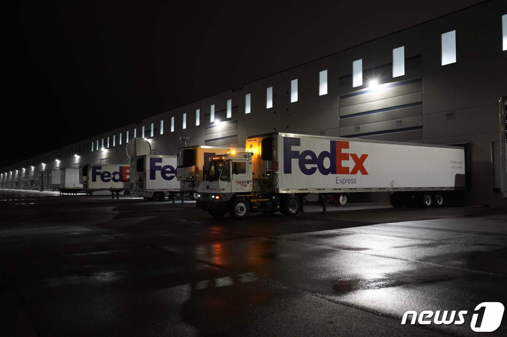 (올리브 브랜치 AFP=뉴스1) 우동명 기자 = 20일(현지시간) 미시시피주 올리브 브랜치에 있는 의약품 유통업체 매케슨에서 배송업체 페덱스의 트럭들이 모더나의 코로나19 백신을 배송하기 위해 대기를 하고 있다.  ? AFP=뉴스1  