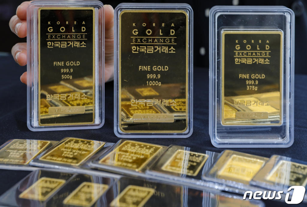 (서울=뉴스1) 김도우 기자 = 최근 금 가격이 상승세를 보이면서 실물 금을 사들이는 투자자도 늘어나고 있다.  은행권에 따르면 이달 1일부터 6일까지 5대 시중은행에서 팔려나간 골드바는 지난달 판매액의 63%인 약 24억 9,760만 원 규모로 나타났다.  사진은 10일 서울 종로구 한국금거래소에 골드바 상품이 진열된 모습. 2023.4.10/뉴스1  Copyright ? 뉴스1. All rights reserved. 무단 전재 및 재배포 금지.