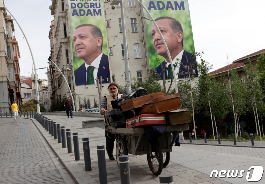 (로이터=뉴스1) 정윤영 기자 = 15일(현지시간) 튀르키예 이스탄불에서 레제프 타이이프 에르도안 튀르키예 대통령의 얼굴이 그려진 포스터가 한 건물의 외벽에 걸려 있다. ⓒ 로이터=뉴스1 Copyright ? 뉴스1. All rights reserved. 무단 전재 및 재배포 금지.