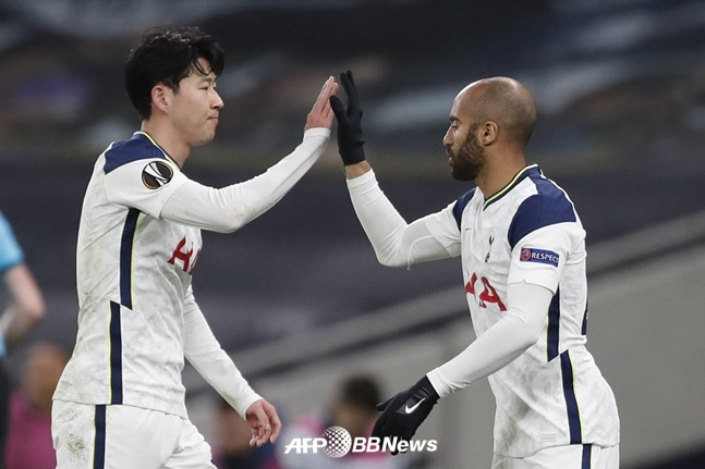 손흥민(왼쪽)과 루카스 모우라가 하이파이브 하는 모습. /AFPBBNews=뉴스1