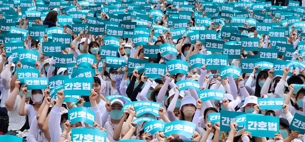 간호사들이 19일 오후, 서울 광화문 대로에서 '간호법'이라고 쓴 피켓을 들며 국회의 간호법 재의결을 촉구하고 있다. /사진=정심교 기자