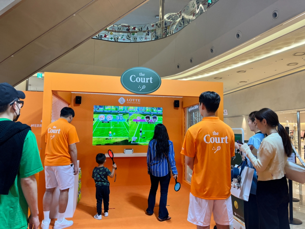 19일 서울 송파구 롯데월드몰에서 열린 '더 코트' 팝업스토에서 방문객들이 닌텐도 게임기를 활용한 테니스 게임을 즐기고 있다./사진= 임찬영 기자
