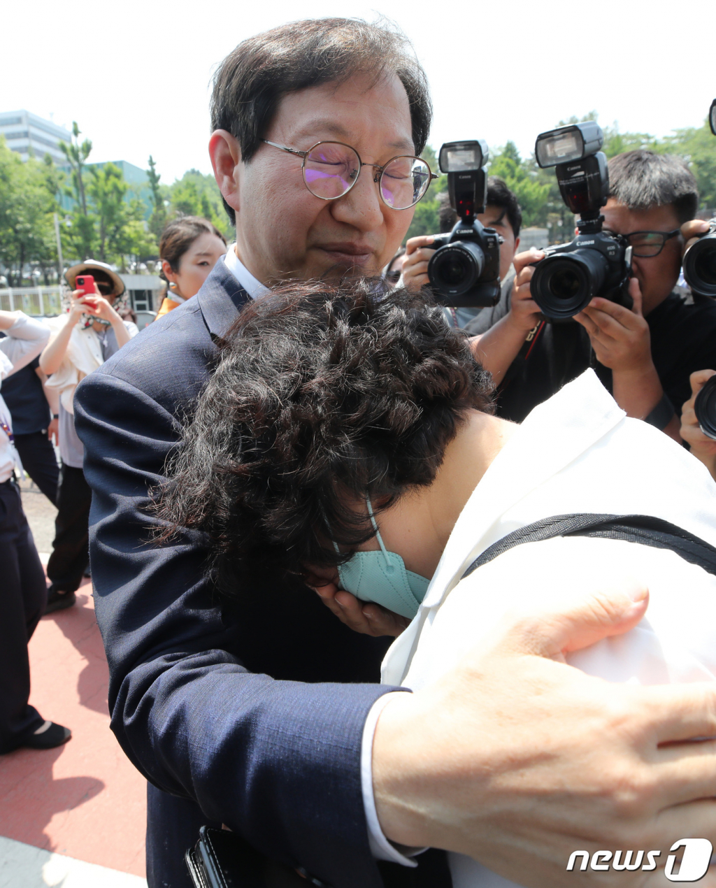 (서울=뉴스1) 구윤성 기자 = 김성주 더불어민주당 의원이 16일 오전 서울 용산 대통령집무실 앞에서 윤석열 대통령의 간호법 재의요구권(거부권) 행사 규탄 기자회견을 마친 뒤 간호협회 관계자를 위로하고 있다. 2023.5.16/뉴스1  Copyright ? 뉴스1. All rights reserved. 무단 전재 및 재배포 금지.