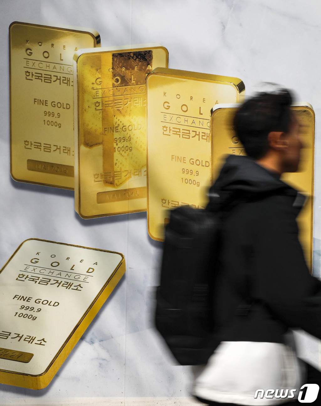 (서울=뉴스1) 김도우 기자 = 최근 금 가격이 상승세를 보이면서 실물 금을 사들이는 투자자도 늘어나고 있다.  은행권에 따르면 이달 1일부터 6일까지 5대 시중은행에서 팔려나간 골드바는 지난달 판매액의 63%인 약 24억 9,760만 원 규모로 나타났다.  10일 서울 종로구 한국금거래소 외벽에 설치된 골드바 광고문 앞으로 시민이 지나가고 있다. 2023.4.10/뉴스1  Copyright ? 뉴스1. All rights reserved. 무단 전재 및 재배포 금지.