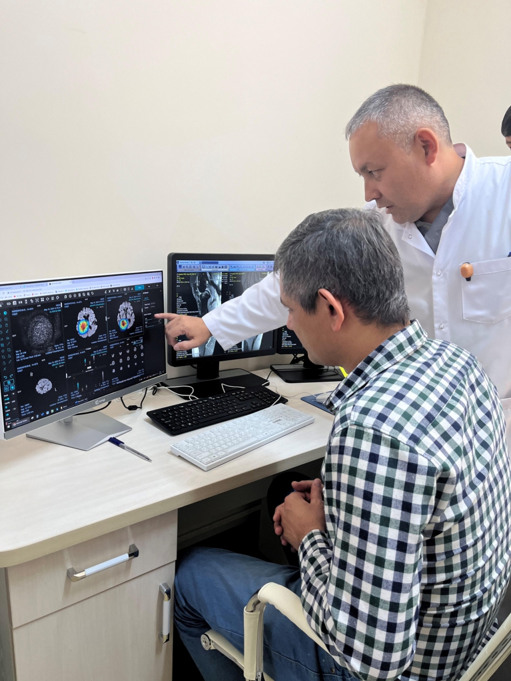 우즈베키스탄 의료 관계자들이 제이엘케이의 뇌졸중 AI 솔루션을  시연하고 있다. 김동민 제이엘케이 대표이사는 "우즈베키스탄의 뇌졸중 솔루션 구축을 초석으로 삼아 향후 뇌 질환 솔루션의 중앙아시아 시장 진출이 본격화될 것으로 기대한다"고 말했다. /사진=제이엘케이