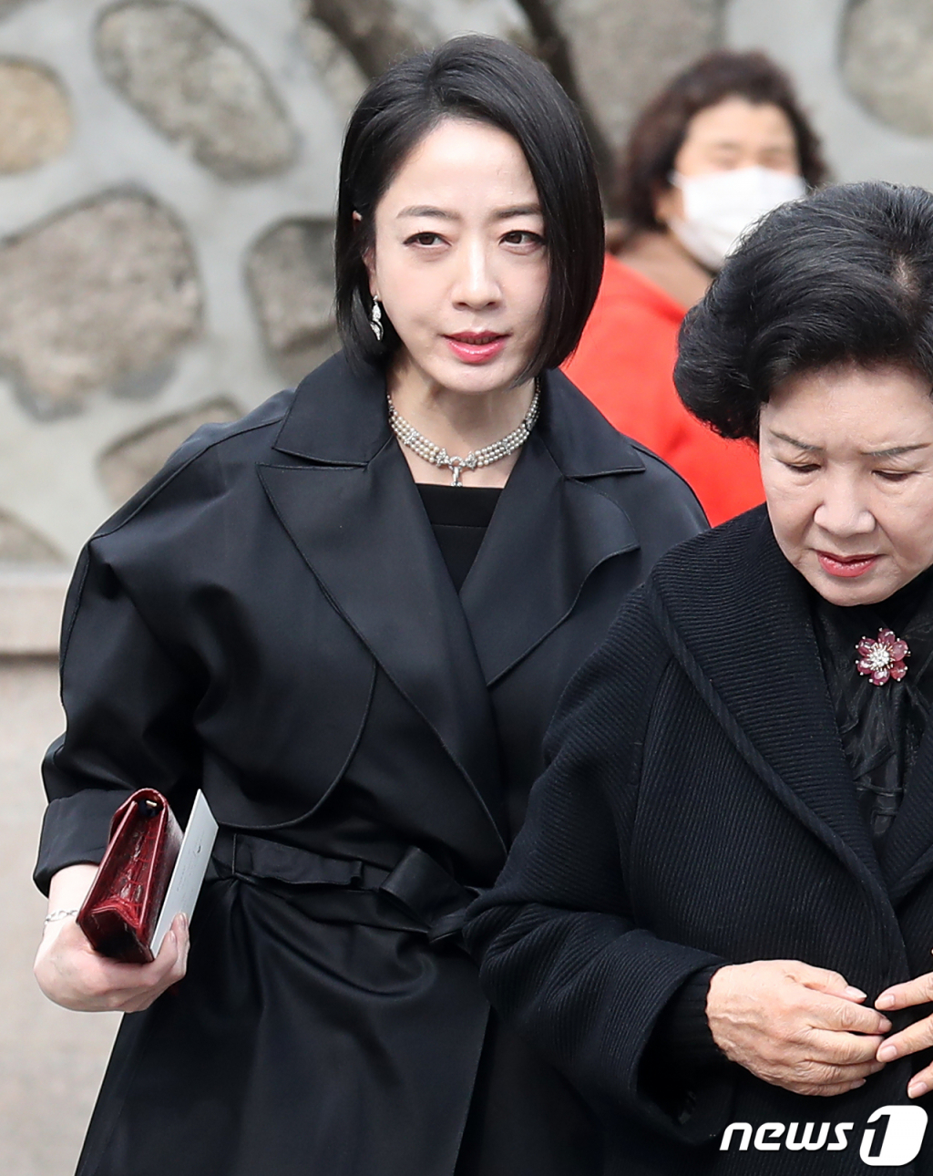 (서울=뉴스1) 민경석 기자 = 정대선 HN그룹 사장의 아내 노현정 전 아나운서가 11일 오후 서울 중구 정동제일교회에서 열린 정몽규 HDC그룹 회장의 장남 정준선 카이스트 교수의 결혼식에 시어머니 이행자 여사와 함께 참석하고 있다. 2023.2.11/뉴스1  Copyright ? 뉴스1. All rights reserved. 무단 전재 및 재배포 금지.