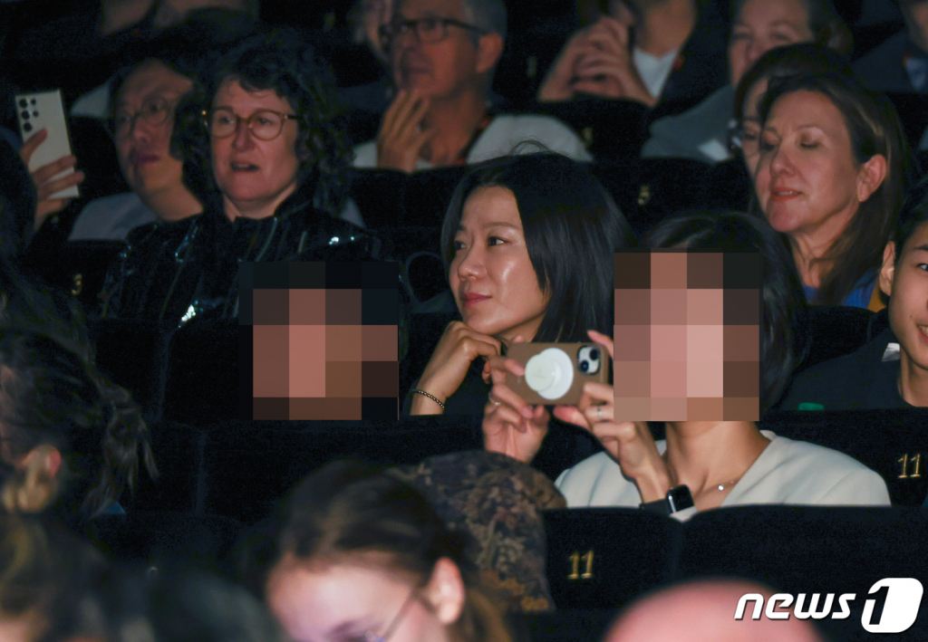 (칸=뉴스1) 이준성 기자 = 21일 오전(현지시간) 제76회 칸 국제영화제가 열리고 있는 프랑스 남부 소도시 칸 에스파스 미라마르 극장(Espace Miramar)에서 열린 비평가주간 초청작 ‘잠’ 시사회에 영화배우 전혜진이 관람석에서 남편 이선균과 출연진의 무대 인사를 듣고 있다. 2023.5.21/뉴스1  Copyright ? 뉴스1. All rights reserved. 무단 전재 및 재배포 금지.