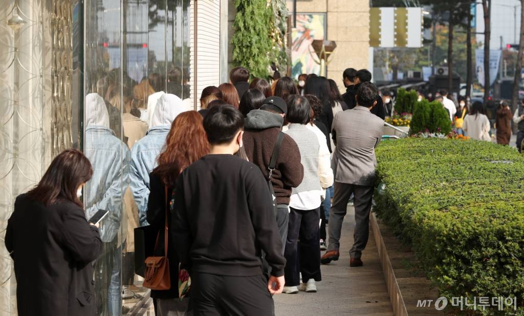 명품 브랜드 샤넬 제품의 가격 인상설이 도는 가운데 지난 2021년 서울 중구 롯데백화점 본점 앞에서 고객들이 매장 입장을 위해 대기하고 있다. /사진=김휘선 기자 hwijpg@