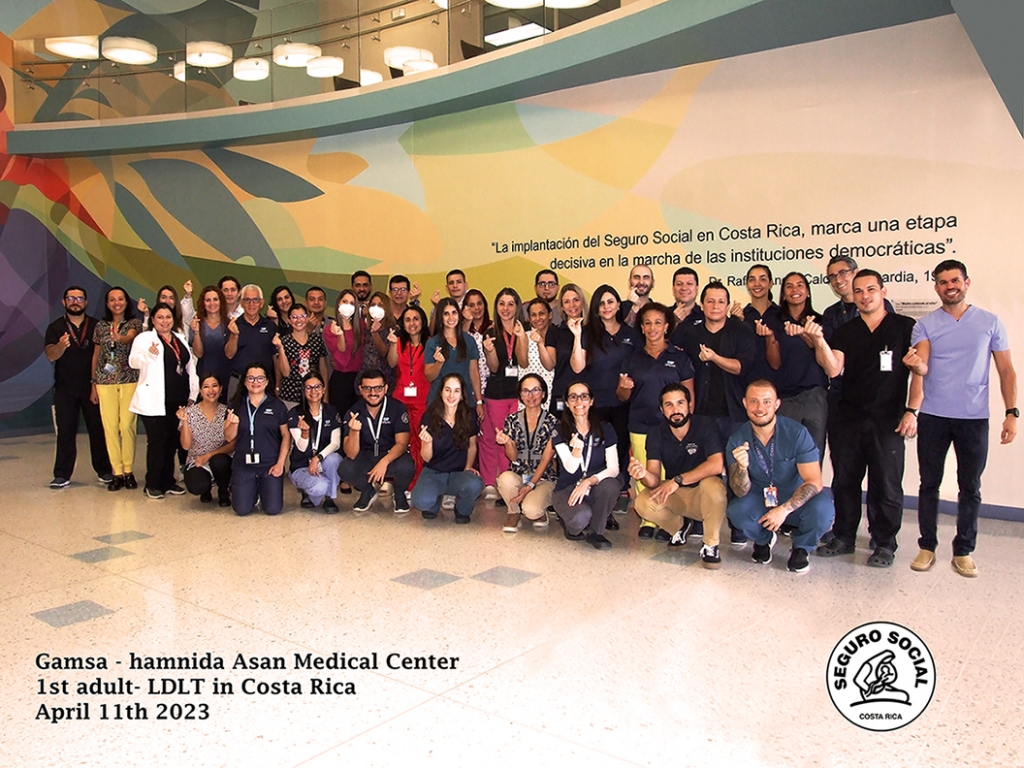 코스타리카 칼데론 병원 간이식팀 의료진은 자국 첫 성인 생체 간이식 수술에 성공한 후 '감사합니다(Gamsa ? hamnida)'라는 메시지를 넣은 단체 사진과 편지를 서울아산병원에 전달했다. /사진=서울아산병원