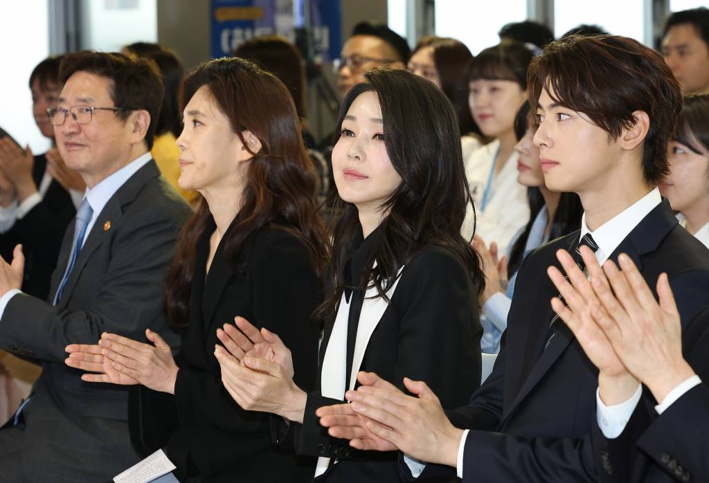 윤석열 대통령 부인 김건희 여사가 23일 서울 중구 한국관광공사 홍보관 '하이커 그라운드'에서 열린 K-관광 협력단 출범식에서 박수치고 있다. (대통령실통신사진기자단) /사진=뉴시스