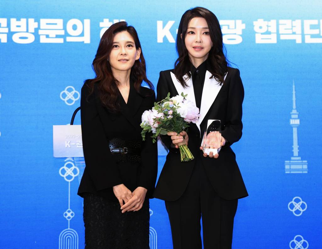 윤석열 대통령 부인 김건희 여사가 23일 서울 중구 한국관광공사 홍보관 '하이커 그라운드'에서 열린 K-관광 협력단 출범식에서 한국방문의 해 위원회 위원장인 이부진 호텔신라 사장에게 명예위원장 추대패를 받은 뒤 기념촬영하고 있다. (대통령실통신사진기자단) /사진=뉴시스