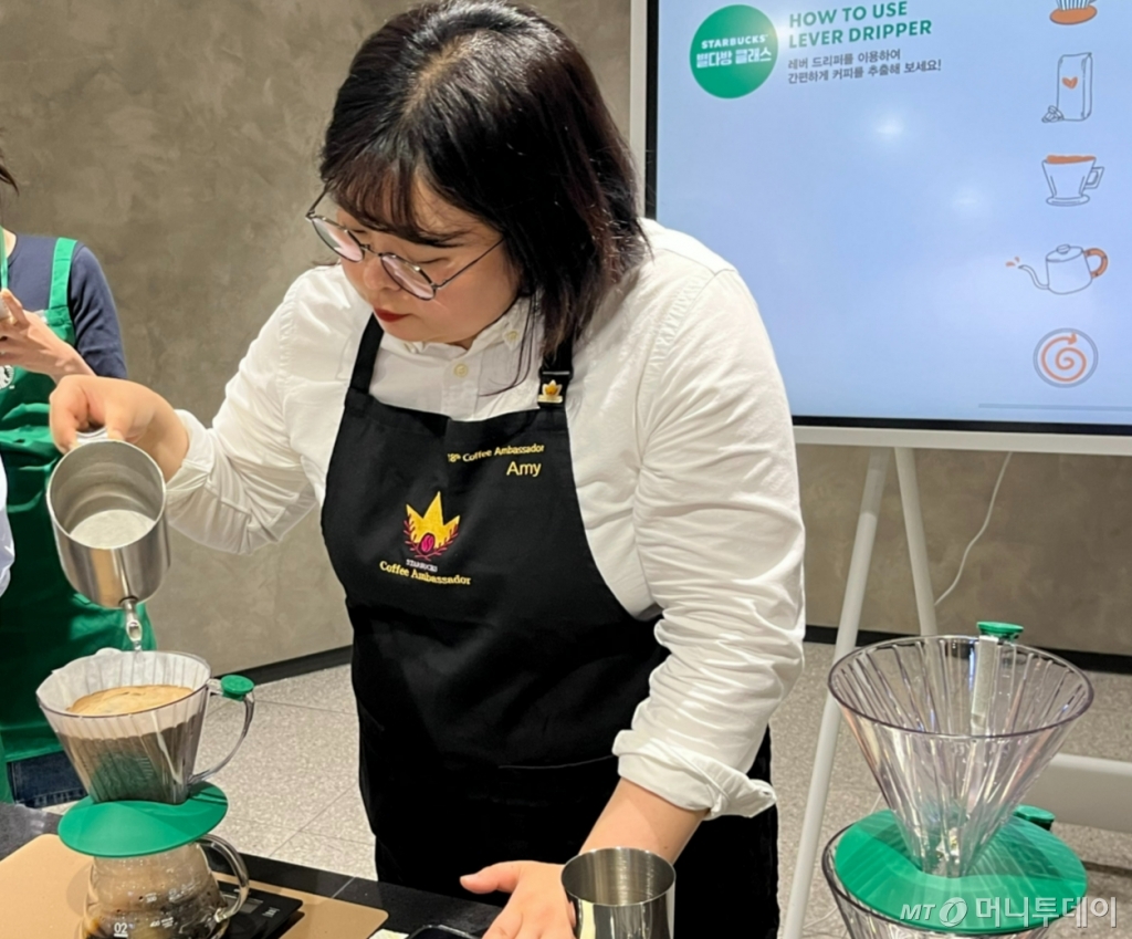 양정은 스타벅스 18대 앰배서더가 커피를 추출하는 방법을 설명하고 있다./사진=유예림 기자