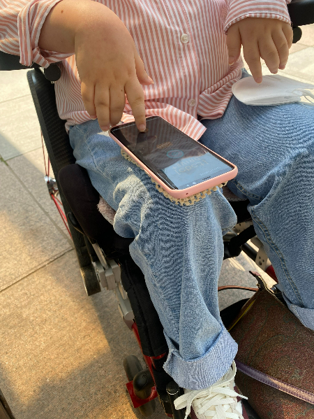 휠체어를 움직이기 위해, 애써 움직일 수 있는 둘째 손가락 하나를 쓴다. 연수씨에게 맞는 운동기능평가 기준이, 앉거나 구르거나 점프하거나 계단을 오르는 게 맞는 것일지./사진=남형도 기자