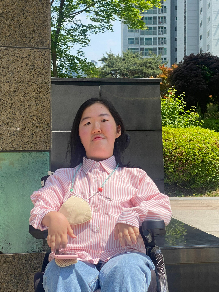 타입 1형 환자는 관절 구축이 어느 정도 진행된 상태. 그러니 심평원이 기대하는 약효가 눈에 띄게 보이지 않는다고 중단시키지 말아달라 했다. 연수씨는 "투여 중 컨디션이 향상돼 피로감이 덜했는데, 지금은 장시간 외부 활동시 컨디션이 나빠 회복이 어렵다"고 했다. 학업 시간도 다시 치료제를 맞기 전보다 2배 이상 늘어났다./사진=남형도 기자