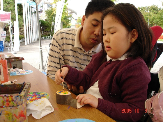 강연수씨의 어린 시절. 척수성근위축증은 근육이 점점 굳고 약해지는, 진행되는 병이다. 어릴 때 가능했던 동작이, 스물 여섯살이 된 지금은 더 많이 할 수 없게 된 거다. 치료제가 필수적이다./사진=강연수씨 제공