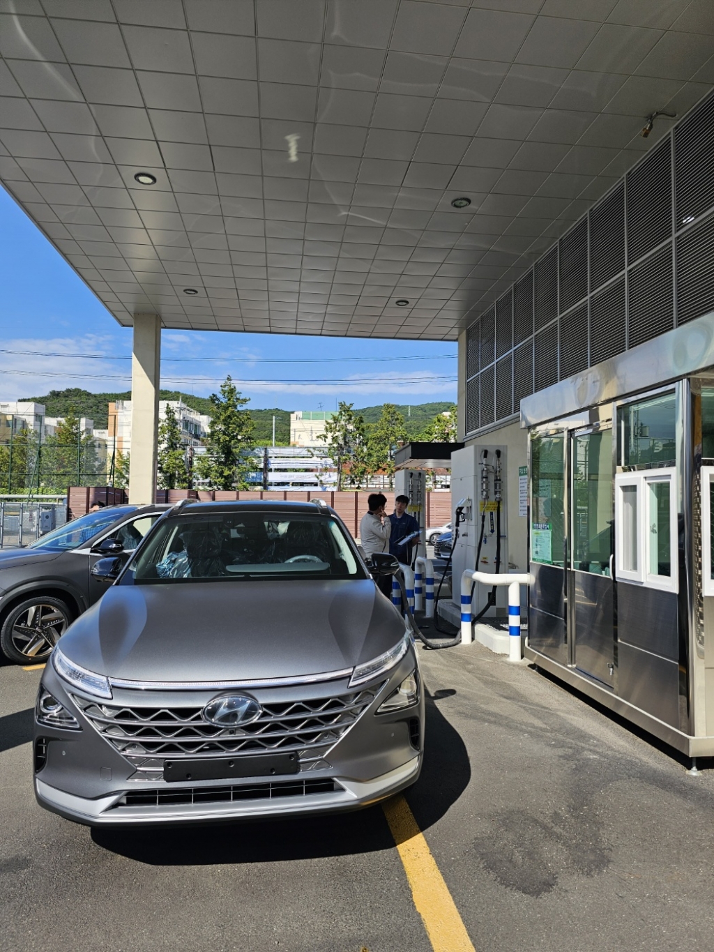 현대차 울산공장에서 수출을 앞둔 넥쏘가 수소를 충전하고 최종 점검을 받고 있다/사진=이정혁 기자