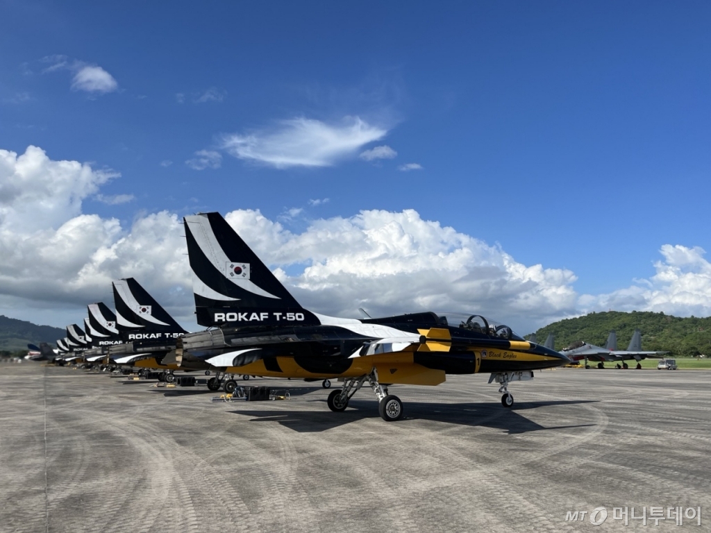 23일 말레이시아 랑카위에서 열린 '리마(LIMA) 2023' 국제에어쇼에서 블랙이글스의 T-50B가 말레이시아와 우정비행을 위한 이륙을 준비하고 있다. 사진=이세연 기자