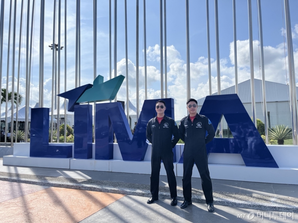 24일 오전 말레이시아 랑카위에서 열린 '리마(LIMA) 2023' 국제에어쇼에서 공군 특수비행팀 블랙이글스 5번기 조종사 정한울 대위(왼쪽)와  블랙이글스 4번기 조종사 김기혁 대위가 포즈를 취하고 있다. /사진=이세연 기자