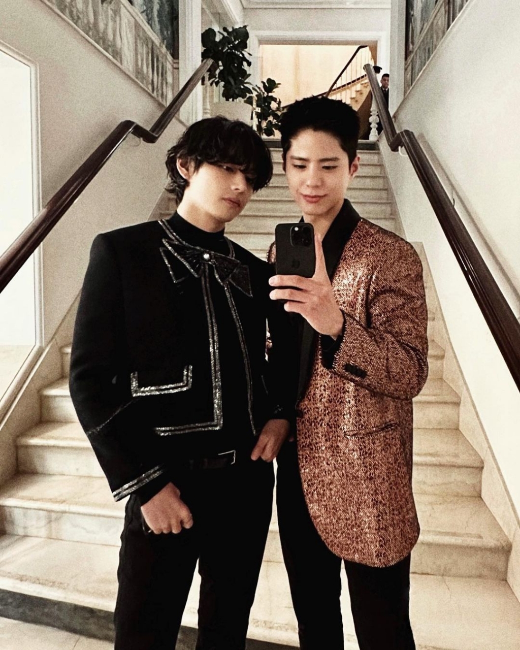 그룹 방탄소년단(BTS) 뷔와 배우 박보검./사진=박보검 인스타그램