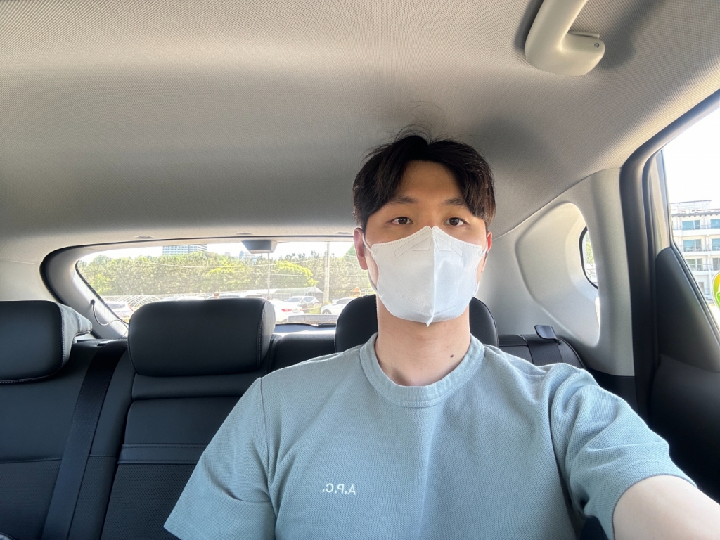 코나 일렉트릭 인스퍼레이션 2열에 앉은 기자 모습. 키 187cm가 앉기에도 머리 공간이 넉넉했다/사진=이강준 기자