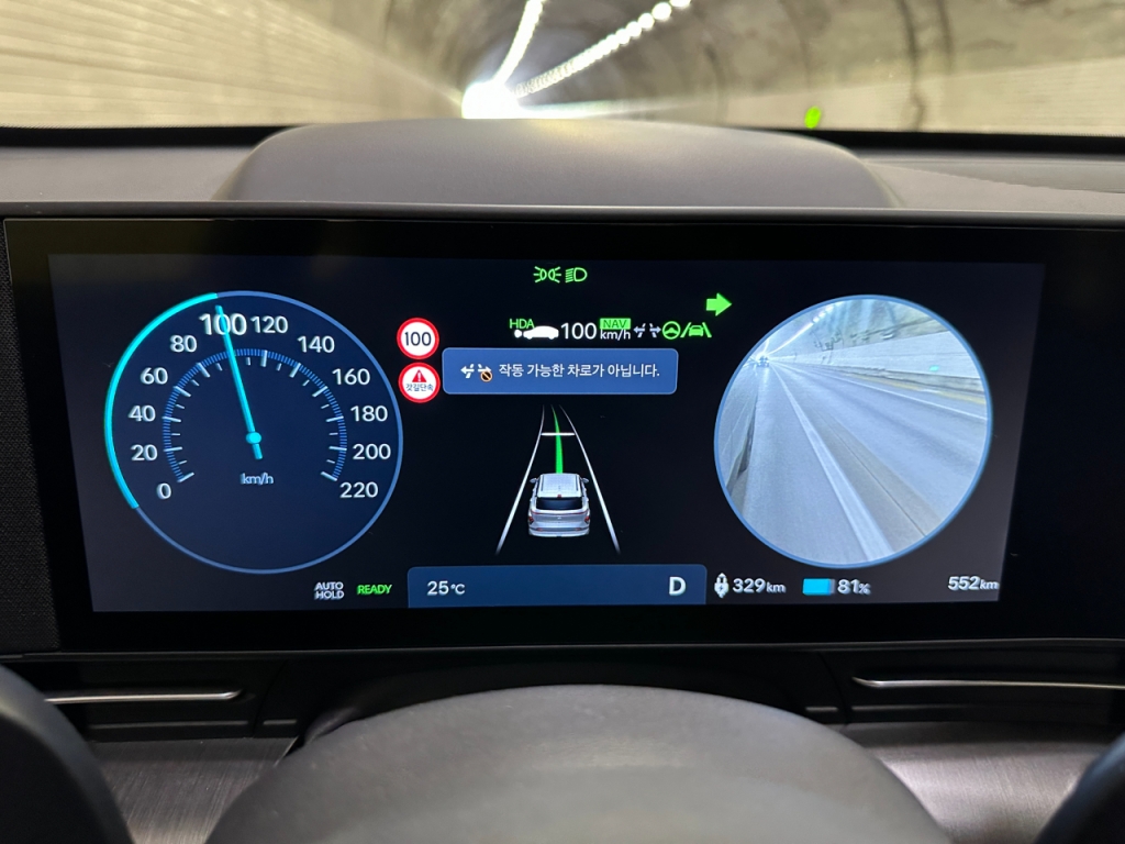 코나 일렉트릭 인스퍼레이션이 차선 변경을 거부하는 모습. 옆 차선이 실선이라 '작동 가능한 차로가 아닙니다'라는 메시지가 떴다/사진=이강준 기자