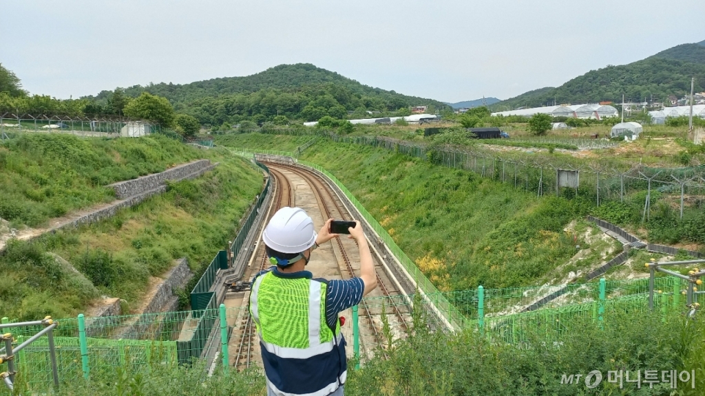 2015년 개통한 인천 운연역은 선로를 가운데로 두고 양쪽에 급한 경사면이 형성돼 있다. /사진=김지은 기자 