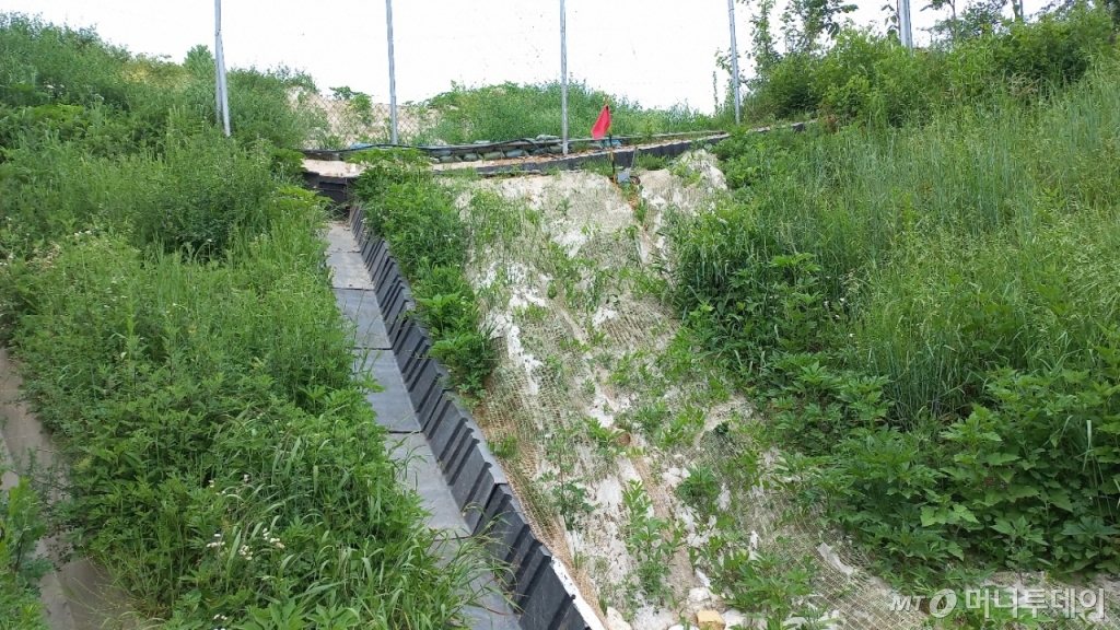 24일 오후 인천시 운연역 선로 옆 모습. 비탈진 경사 안에 배수로를 설치해뒀다. /사진=김지은 기자 