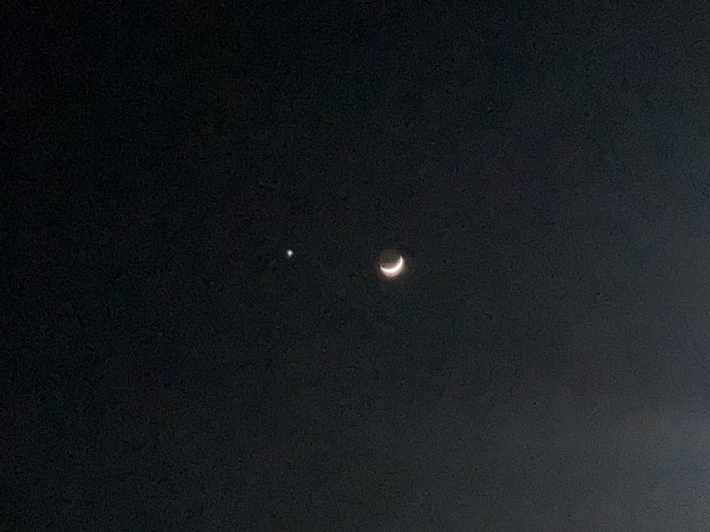 지난 23일 트위터에 올라온 초승달과 금성 사진. /사진=트위터