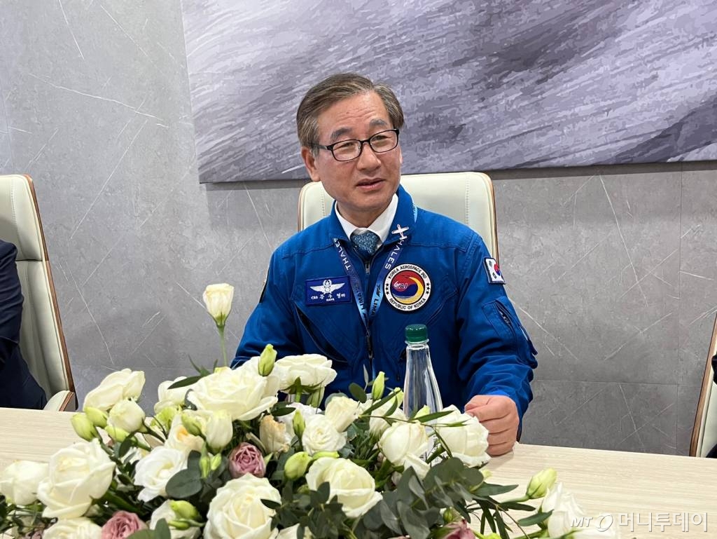 강구영 KAI(한국항공우주산업) 사장이 24일(현지시간) 리마(LIMA) 2023 국제 에어쇼가 열린 말레이시아 랑카위 현지에서 한국 기자단과 만나 인터뷰하고 있다. /사진=랑카위(말레이시아)=이세연 기자