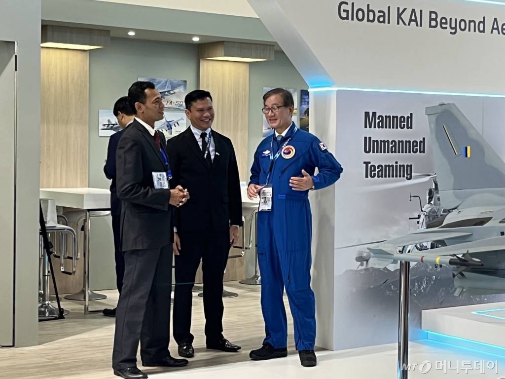 강구영 KAI(한국항공우주산업) 사장이 24일(현지시간) 리마(LIMA) 2023 국제 에어쇼 KAI 부스에서 시험 비행복을 입은 채 대화를 나누고 있다. /사진=랑카위(말레이시아)=이세연 기자