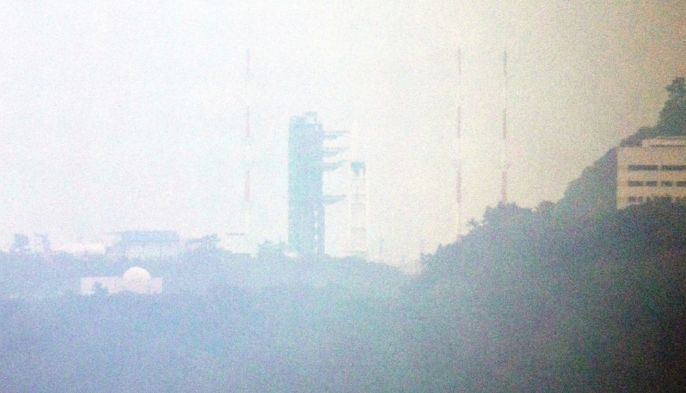 한국형 우주발사체 누리호(KSLV-Ⅱ) 발사가 기술적 결함으로 연기된 24일 전남 고흥군 나로우주센터에 기립돼 있다.  오태석 과학기술정보통신부 제1차관은 "누리호 3차 발사 준비 과정 중 저온 헬륨을 공급하는 밸브 제어 과정에서 발사 제어 컴퓨터와 발사대 설비를 제어하는 통신에 이상이 발생했다"며 3차 발사 취소 소식을 알렸다. / 사진=뉴스1