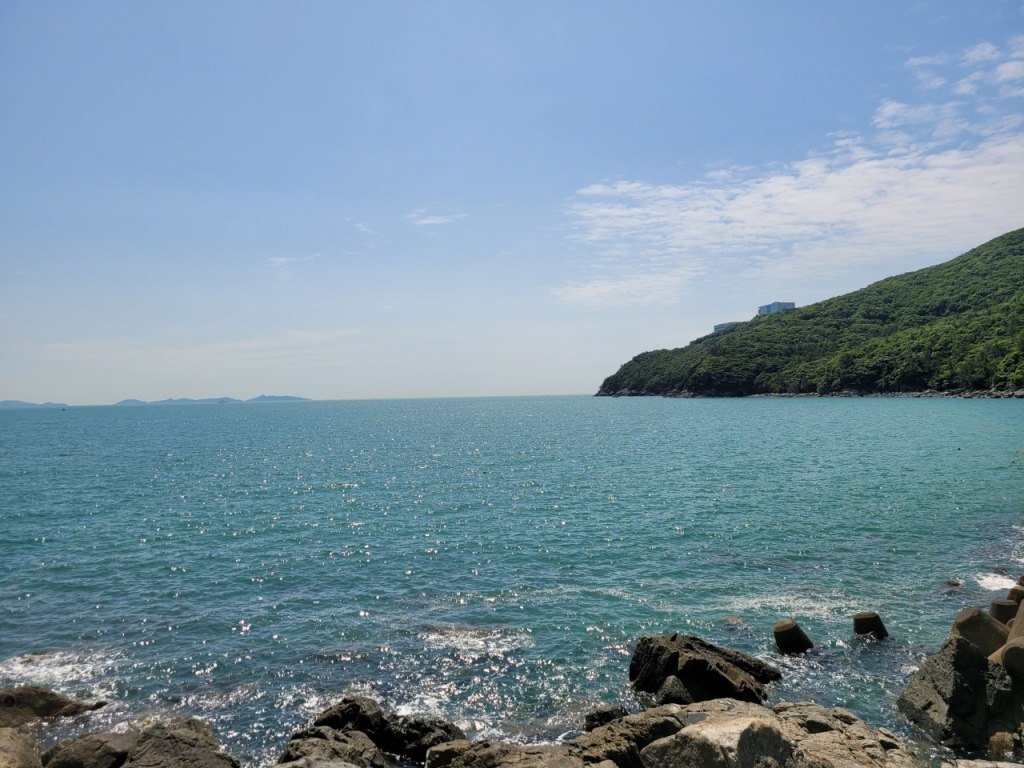 25일 전남 고흥 나로우주센터 내 산 중턱에 연구동이 보인다. 연구동 인근에서 한국형발사체 누리호(KSLV-II)가 25일 오후6시24분 날아오른다. 현재 나로우주센터 날씨는 맑고 바람이 없어 최적의 발사 조건이다. / 사진=김인한 기자 