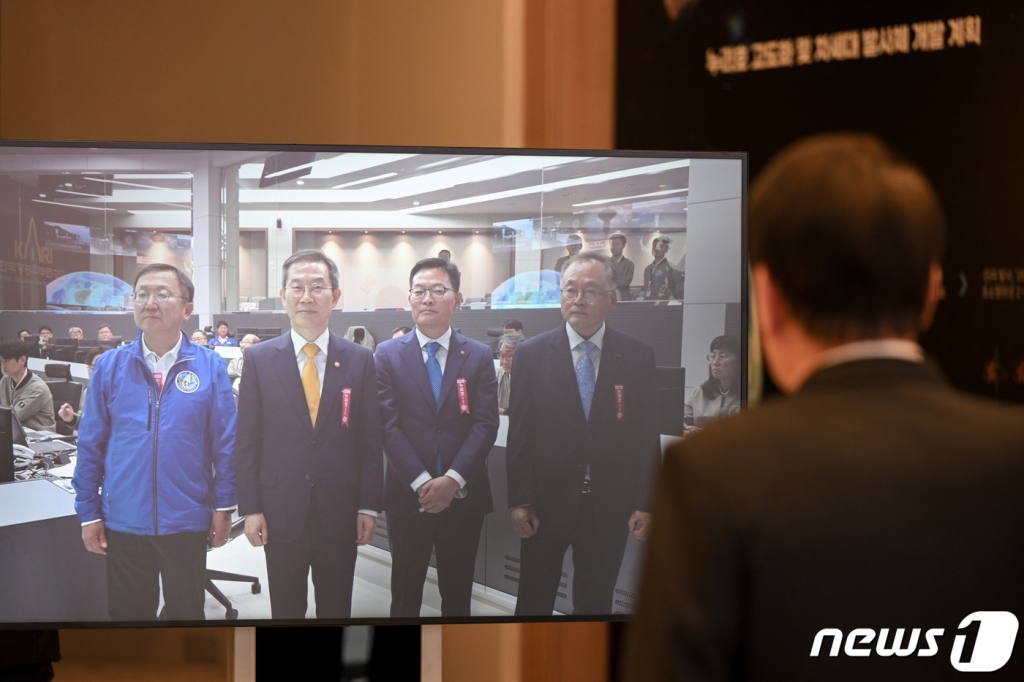 (서울=뉴스1) 오대일 기자 = 윤석열 대통령이 25일 용산 대통령실 청사에서 열린 한국형 우주발사체 누리호(KSLV-Ⅱ) 3차 발사 행사에서 나로우주센터와 영상통화를 하며 격려하고 있다. 스크린 화면 왼쪽부터 고정환 한국형발사체고도화사업단장, 이종호 과학기술정보통신부 장관, 손재일 한화에어로스페이스 대표이사, 이상률 항공우주연구원장. (대통령실 제공) 2023.5.25/뉴스1  Copyright ? 뉴스1. All rights reserved. 무단 전재 및 재배포 금지.