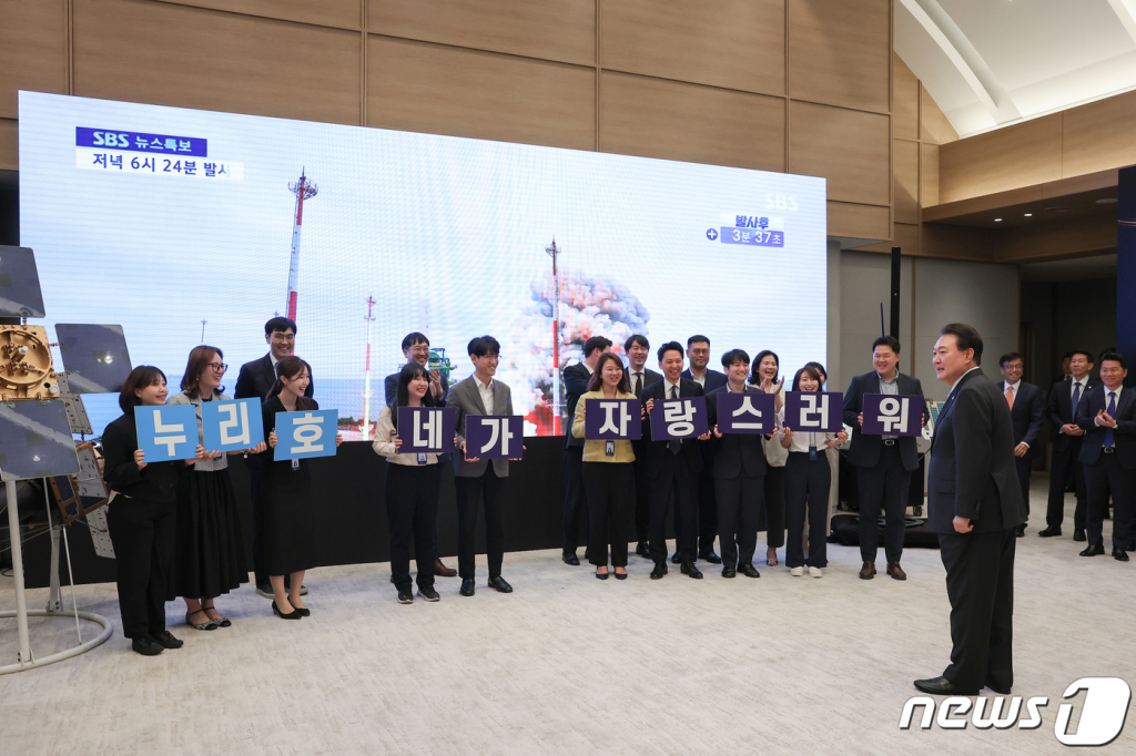 (서울=뉴스1) 오대일 기자 = 윤석열 대통령이 25일 용산 대통령실 청사에서 열린 한국형 우주발사체 누리호(KSLV-Ⅱ) 3차 발사 행사에서 직원들과 대화하고 있다. 윤 대통령은 "자체 제작한 위성을 자체 제작한 발사체에 탑재해 우주 궤도에 올린 나라는 미국, 프랑스, 일본, 러시아, 중국, 인도밖에 없다"며 "우주강국 G7에 들어갔음을 선언하는 쾌거"라고 밝혔다. (대통령실 제공) 2023.5.25/뉴스1  Copyright ? 뉴스1. All rights reserved. 무단 전재 및 재배포 금지.