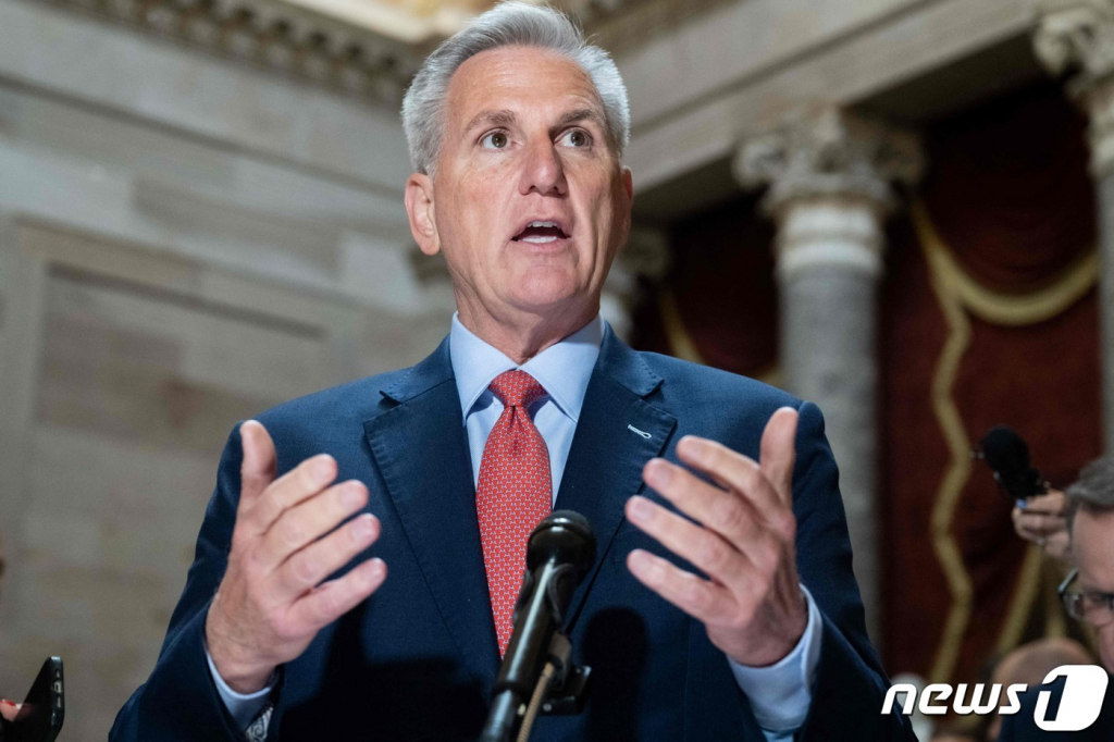 (워싱턴 AFP=뉴스1) 우동명 기자 = 케빈 매카시 미국 하원의장이 24일(현지시간) 워싱턴 의사당에서 취재진을 만나 부채 상한 협상의 난항으로 디폴트 위기에도 불구하고 “정부의 지출 삭감이 없는 한 협상 진전이 없을 것”이라고 밝히고 있다. 2023.5.25  ⓒ AFP=뉴스1  Copyright ? 뉴스1. All rights reserved. 무단 전재 및 재배포 금지.