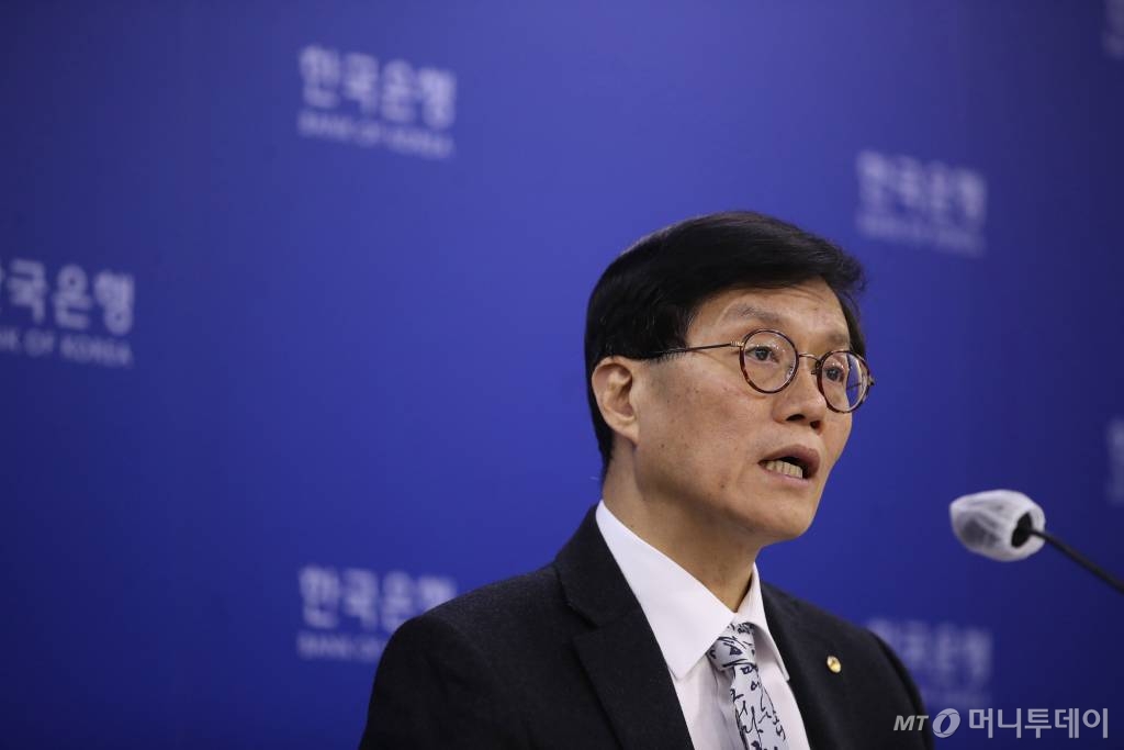 이창용 한국은행 총재가 24일 오전 서울 중구 세종대로 한국은행에서 브리핑실에서 이날 열린 금통위 통화정책방향회의 결과에 대해 설명 하고 있다.  금통위는 이날 회의에서 현재 연 3.00%인 기준금리를 3.25%로 0.25%포인트 올렸다. <사진공동취재단> /사진=사진공동취재단