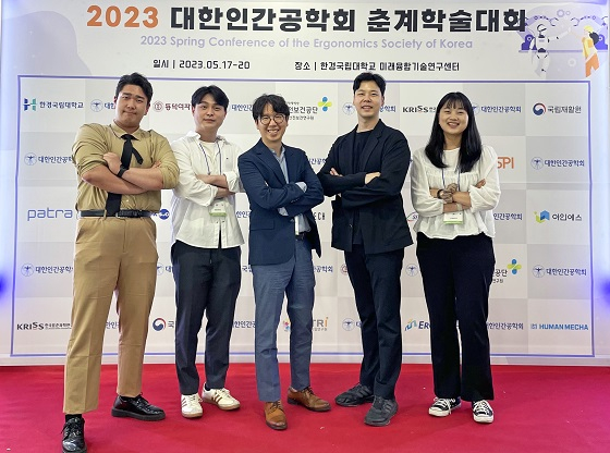 박찬욱 누지 대표(사진 오른쪽 2번째)와 한동대 캡스톤팀/사진제공=누지