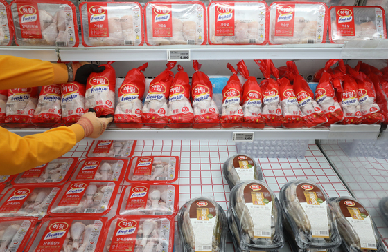 (서울=뉴스1) 송원영 기자 = 서울 한 대형마트에 진열된 닭고기. 2022.4.21/뉴스1