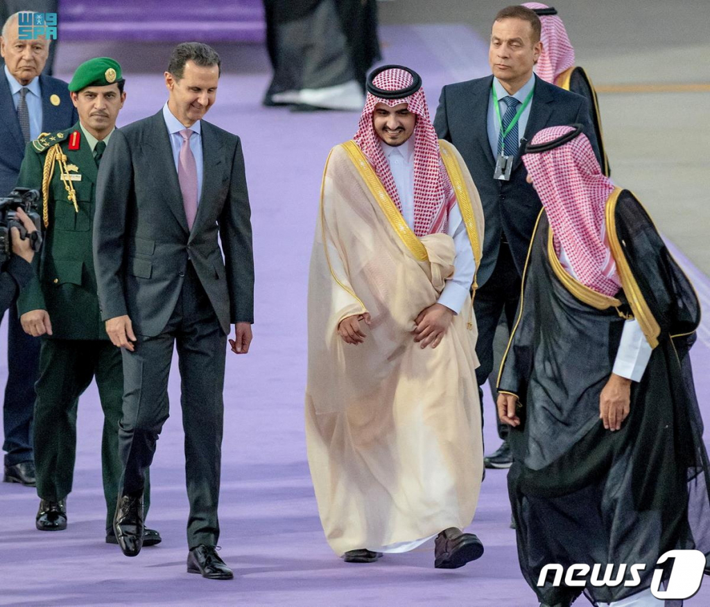 (제다 로이터=뉴스1) 김예슬 기자 = 18일(현지시간) 바샤르 알아사드 시리아 대통령이 아랍연맹(AL) 정상회의에 참석하기 위해 사우디아라비아 제다를 방문했다. 23.05.18  ⓒ 로이터=뉴스1  Copyright ? 뉴스1. All rights reserved. 무단 전재 및 재배포 금지.