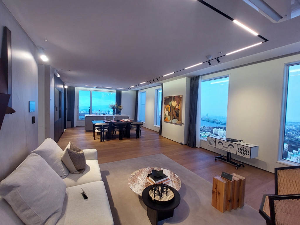 여의도 브라이튼 전용 132㎡ 견본주택 거실과 주방 모습. /사진=방윤영 기자