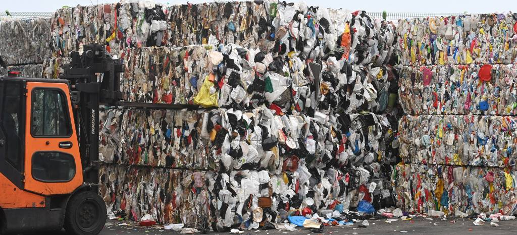 지구의 날을 하루 앞둔 21일 경기도 용인시 처인구 용인재활용센터에 각 가정에서 쏟아져 나온 플라스틱 폐기물이 가득 쌓여 있다. 2023.04.21.