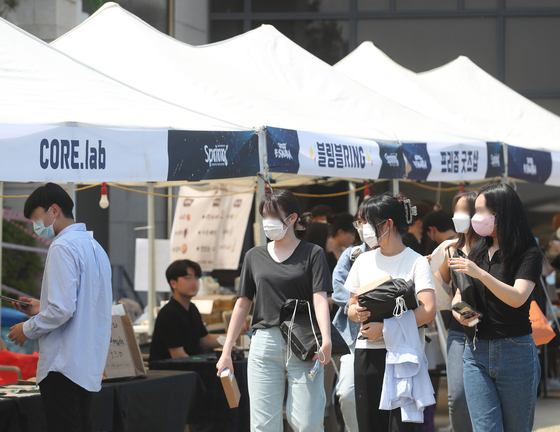 (서울=뉴스1) 송원영 기자 = 12일 오후 서울 종로구 성균관대학교 인문사회과학캠퍼스에서 열린 대동제에서 학생들이 즐거운 시간을 보내고 있다. 신종 코로나바이러스 감염증(코로나19)으로 인해 지난 2년 동안 열리지 못했던 대학 축제가 사회적 거리두기가 해제되며 다시 시작됐다. 만 3년 만에 열린 이번 축제는 코로나19 이후 첫 오프라인 축제다. 2022.5.12/뉴스1